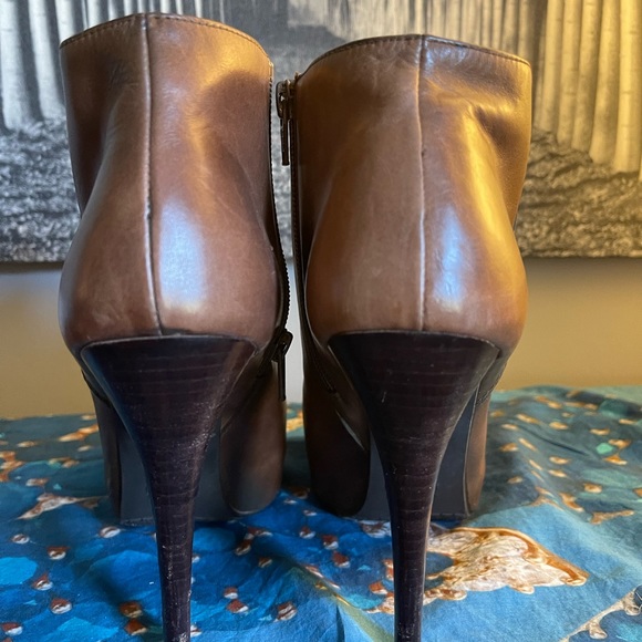 Stuart Weitzman brown leather booties - Picture 3 of 9